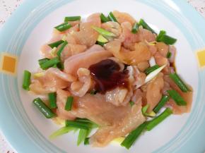 然后加入酱油、生抽、料酒和蚝油。

