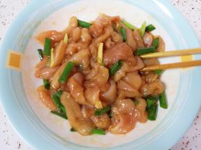 搅拌均匀盖上保鲜膜腌制1个小时。