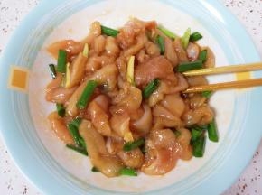 搅拌均匀盖上保鲜膜腌制1个小时。