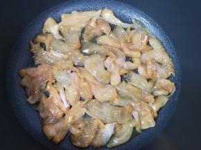 不粘锅底部刷上一层食用油，码入腌好的鸡胸肉。