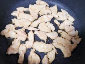 待肉片变色以后翻面。