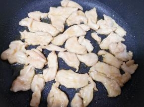 待肉片变色以后翻面。