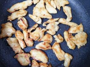 两面都煎至焦黄色盛出。