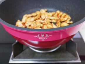 所有的肉片都煎好以后全部倒回锅里。