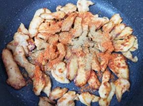 撒上孜然粉和辣椒粉。