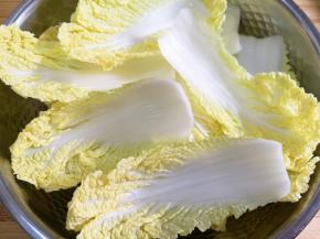 娃娃菜清洗干净控一下水分。