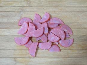 火腿肠切成片。