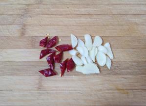 大蒜和干红辣椒分别切好。