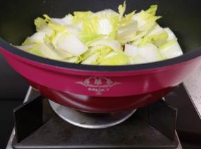 下入娃娃菜菜梆，翻炒至微微变软。