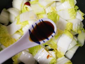 加入一勺生抽。