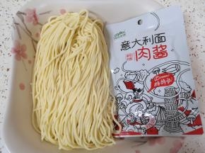 准备好鲜面条和意面肉酱。