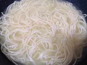 锅里放水烧开，下入鲜面条煮熟。