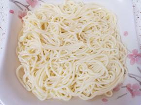 捞出放在盘子里抖散备用。