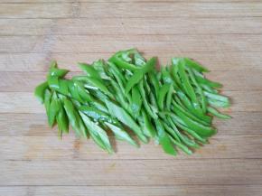 菜椒切成丝。