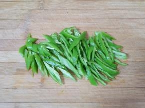菜椒切成丝。