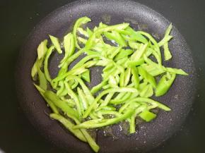 不粘锅倒入少许食用油烧热，下入菜椒丝。