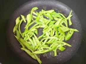 不粘锅倒入少许食用油烧热，下入菜椒丝。