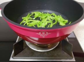 翻炒至断生。