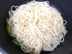 下入煮好的面条。