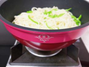 用筷子翻拌均匀。