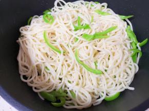 让面条表面都用粘上食用油。