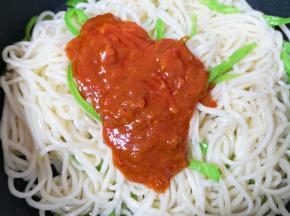 加入意面肉酱，这个肉酱闻起来特别香。