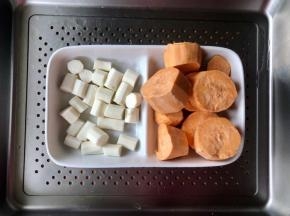 红薯和山药去皮切成块，山药在削皮的时候要注意戴手套，因为山药皮中所含的皂角素或黏液里所含的植物碱，皮肤在接触了这两种成分之后就会出现瘙痒的症状，所以要避免直接接触。