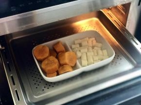 把红薯和山药块放入蒸箱，蒸20分钟，把红薯和山药蒸至软烂。