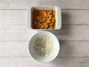 把红薯块和山药段分别捣成泥状。因为山药比较干，可以加入牛奶或淡奶油，增加湿度，成品口感会更顺滑。