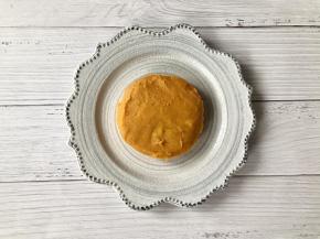 取一个盘子，把一半的红薯泥盛入盘中，借助勺子或抹刀把红薯泥整成圆饼形