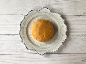 把剩余的红薯泥再盖到山药泥上，整好形，像一个小蛋糕。