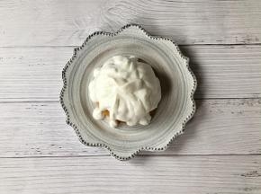 在红薯泥上倒上酸奶，用安慕希这种稠质的酸奶比较适合，它能固定在红薯上不会都流到盘子里，像打发过的奶油一样，颜值比较高。