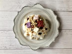 最后在酸奶上撒上水果燕麦脆，或者每日坚果，切好的水果丁、蜜饯丁、果脯丁等等都可以。