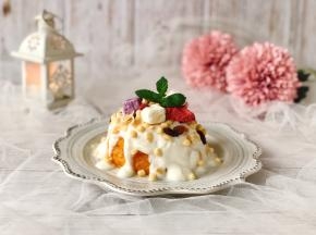 水果燕麦脆中含有多色的酸奶块还有各种水果干和坚果，颜色比较丰富，再点缀绿色的薄荷叶，颜值爆表哦！