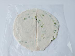 手抓饼用刀给对半切开。