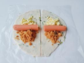 撒上肉松与芝士碎。