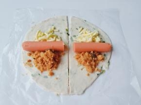 撒上肉松与芝士碎。