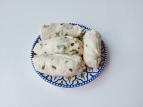 手抓饼把食材都卷紧，两头捏紧，尽量不要露出来。