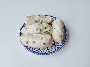 手抓饼把食材都卷紧，两头捏紧，尽量不要露出来。