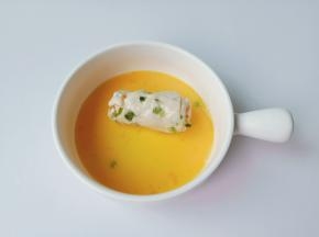 卷好的手抓饼裹一层鸡蛋液。