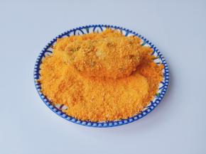 再裹上一层面包糠，用手轻轻捏一下，让面包糠都裹在上面。