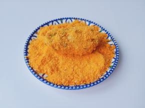 再裹上一层面包糠，用手轻轻捏一下，让面包糠都裹在上面。