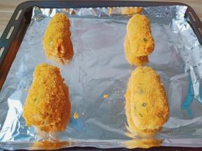 烤盘垫一层锡纸，放上手抓饼。