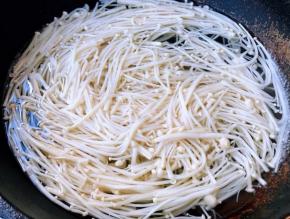 金针菇撕成独立的一根一根放入开水中焯水断生