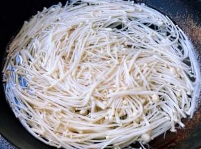 金针菇撕成独立的一根一根放入开水中焯水断生