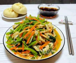 搭配着酸梅汤和大肉包子一起吃太给力了