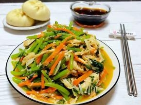 搭配着酸梅汤和大肉包子一起吃太给力了