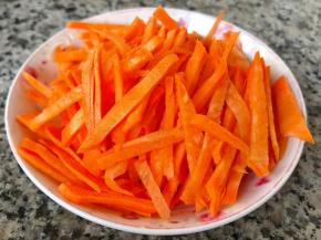 胡萝卜切成丝状