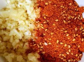 蒜剁成蒜粒和辣椒面芝麻一起放入容器中