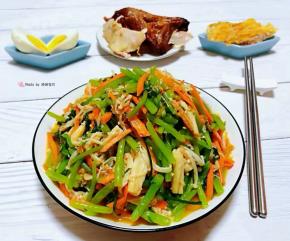 来一个鸡蛋、烤鸡、烤鱼片一起分享吃的好满足哦